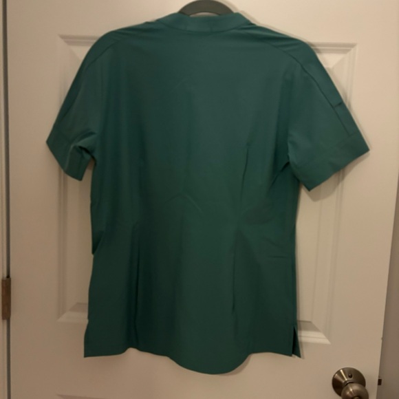 NWT FIGS MENA SCRUB TOP - Picture 3 of 5